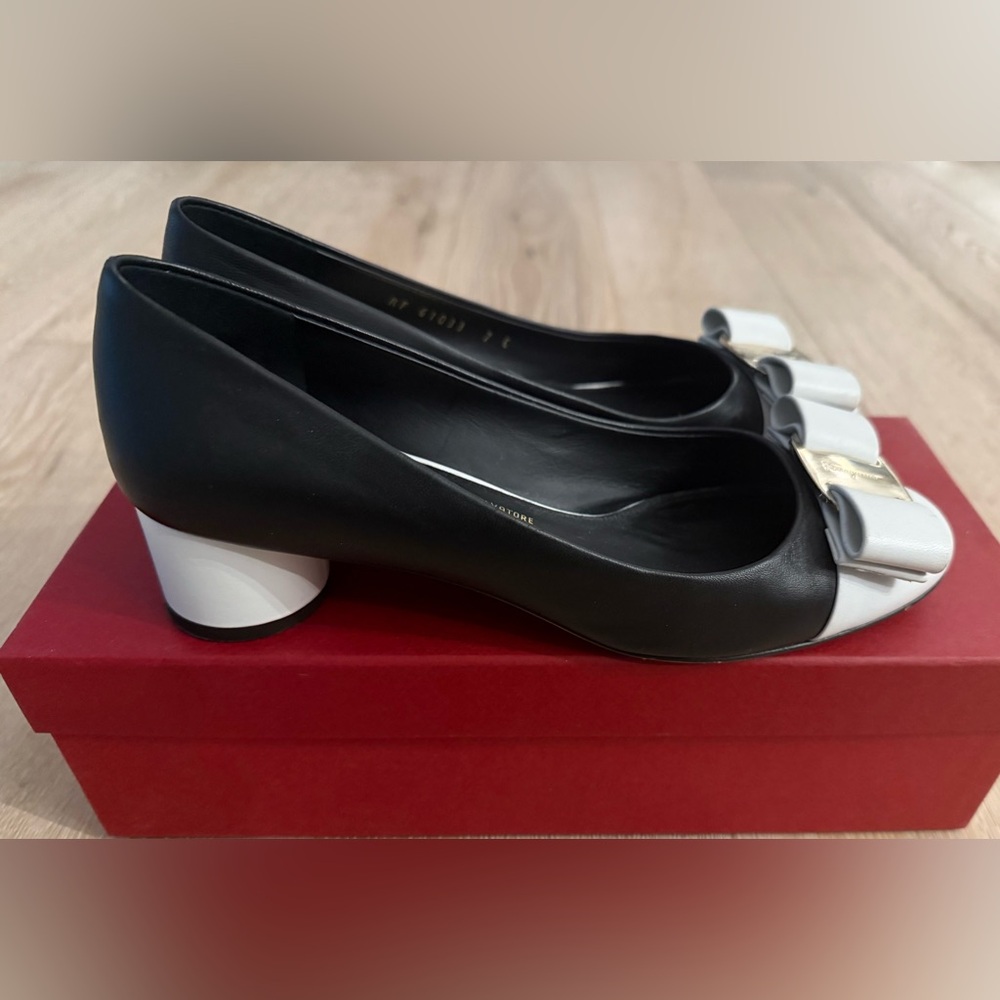 Salvatore Ferragamo Classic Elegant B&W Leather Pump W/Iconic Bow Sz7C Pre-loved
